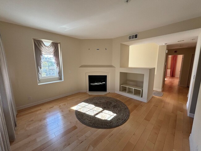 Building Photo - Beautiful 2-Bedroom Condo in the Village W...