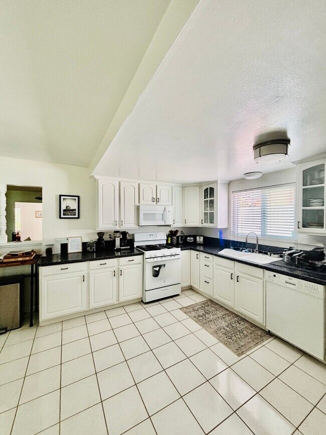 Foto del edificio - 1360 Gardenia St