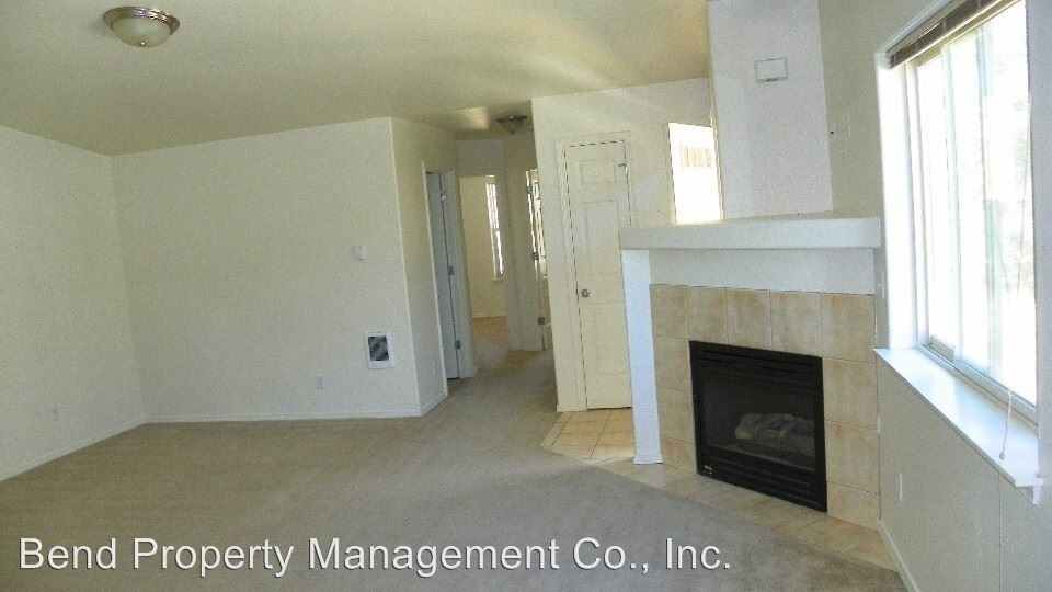 Building Photo - 899 NE Hidden Valley Dr
