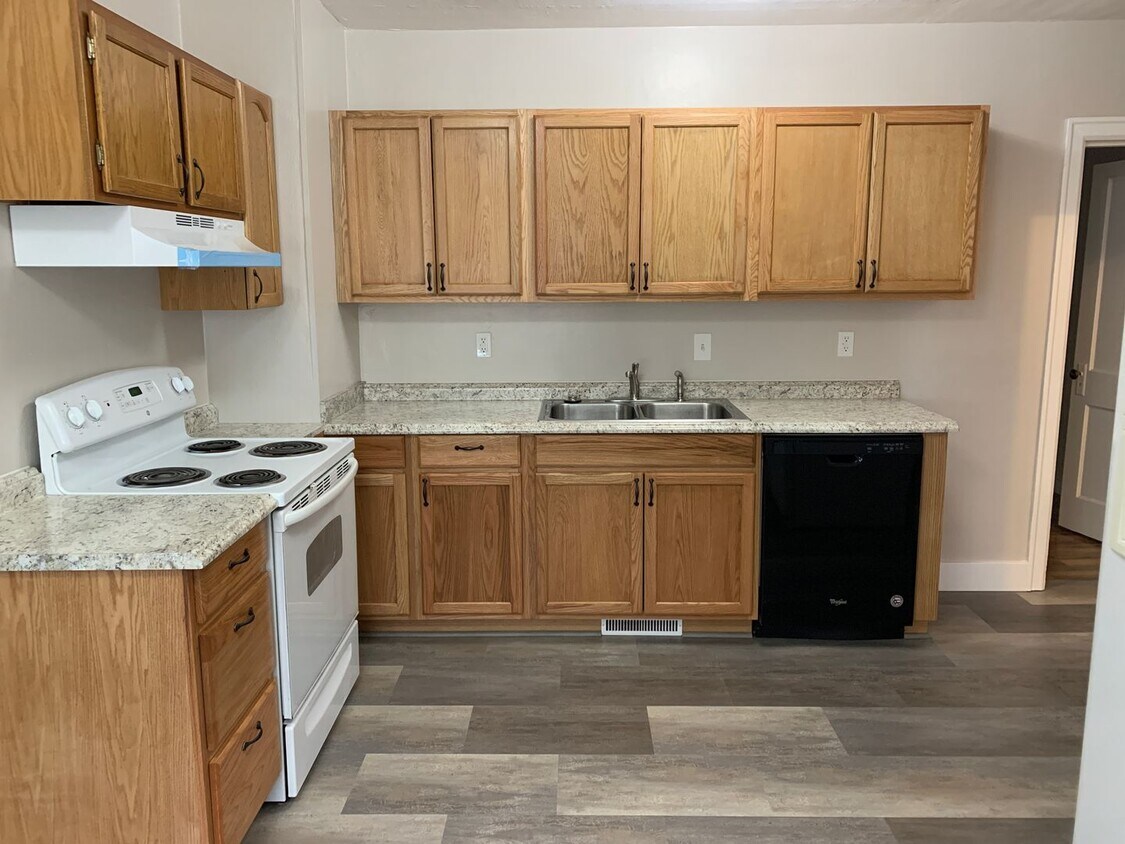 Foto principal - Updated 3 bedroom, 2 bath house