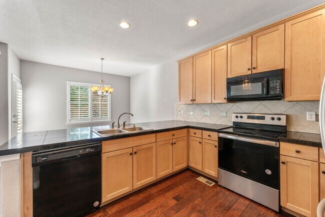 Foto del edificio - Luxury Townhouse in Gated Community!
