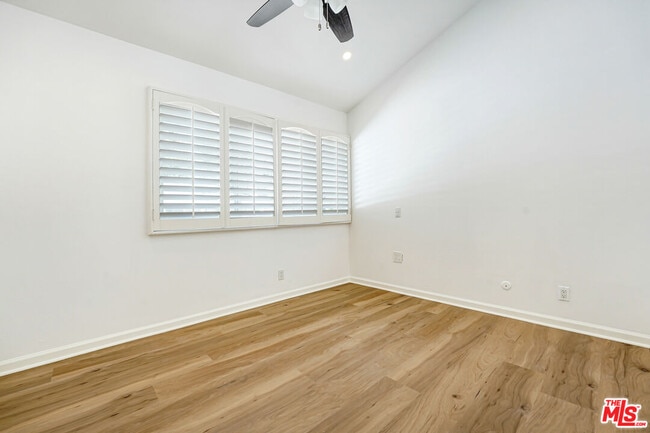 Foto del edificio - 22123 Burbank Blvd