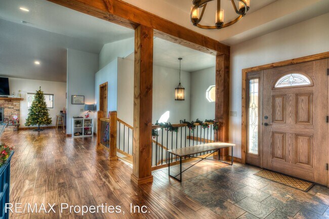 Building Photo - 4 br, 3 bath House - 200 Iron Eagle Pt.