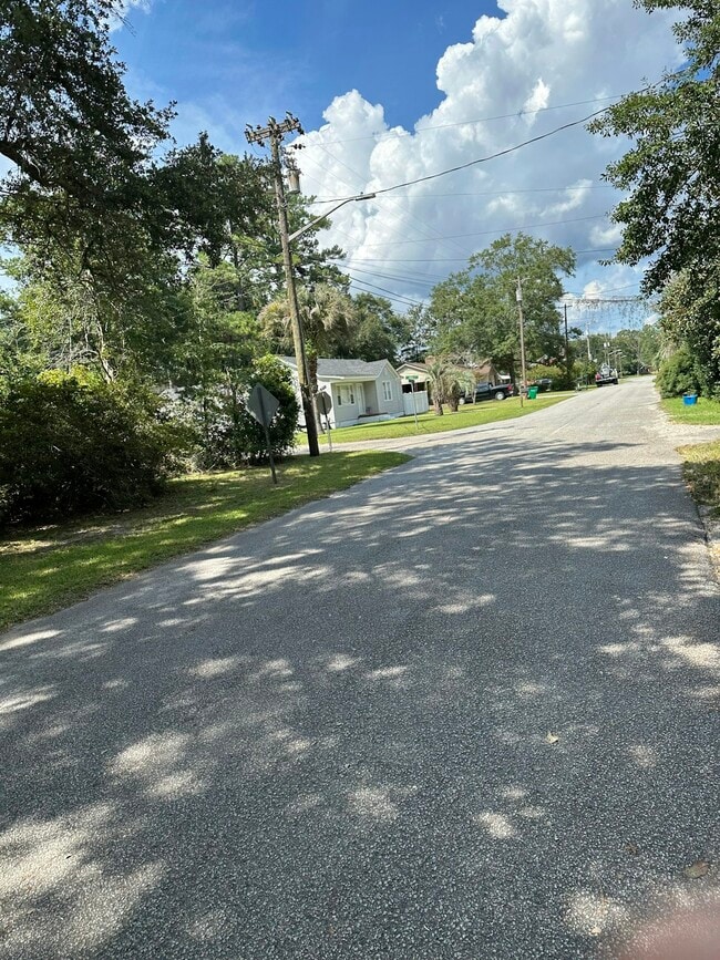 Building Photo - 2501 Redwood St