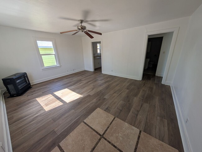Building Photo - 3 Bedroom 1 bath house