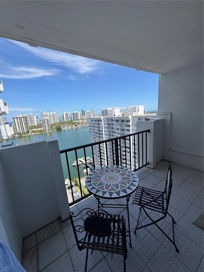 Foto del edificio - 2750 NE 183rd St