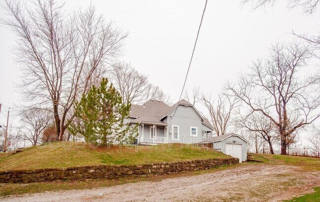 Building Photo - 3701 NE 35th St