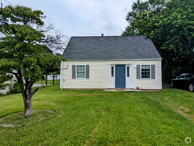 Building Photo - 144 Cabbel Dr