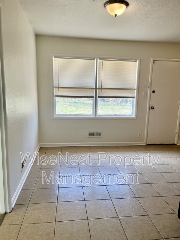 Foto del edificio - 10804 Newton Ave