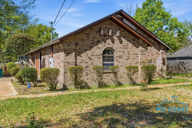 Building Photo - 167 Daisy St