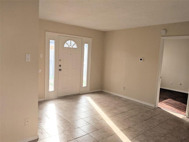 Building Photo - 817 Redbird Dr