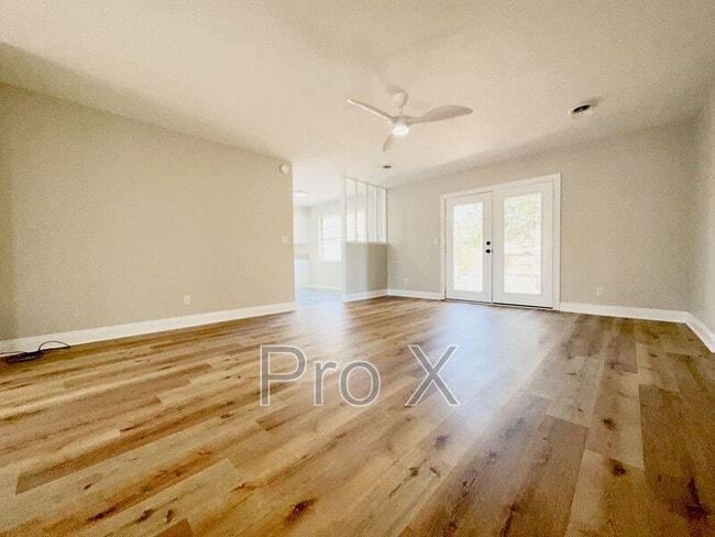 Foto del edificio - 2216 S Clover Dr