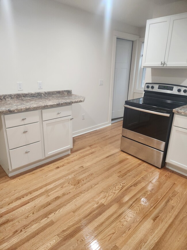 Kitchen - 1932 Heath Ave
