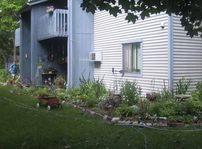 Building Photo - 305 S Walnut St