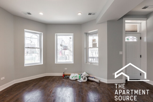 Photo - 3135 N Oakley Ave Apartment