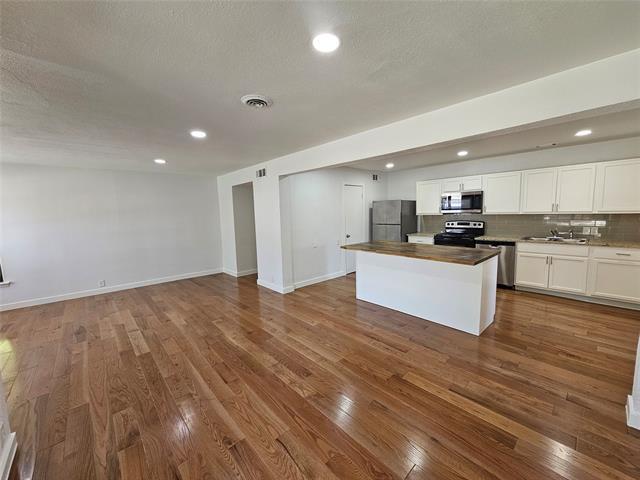 Foto del edificio - 2402 Housley Dr