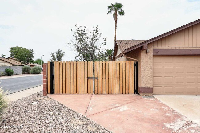 Building Photo - 1904 N Arrowhead Cir
