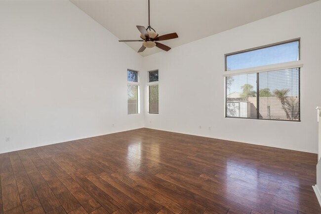 Foto del edificio - CHARMING HOME WITH HUGE BACKYARD!