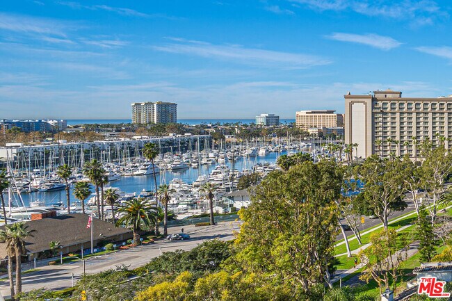 Foto del edificio - 13700 Marina Pointe Dr
