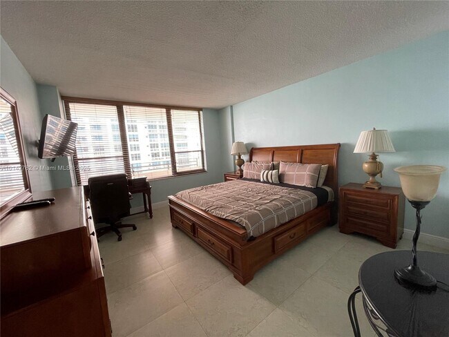 Building Photo - 3505 S Ocean Dr