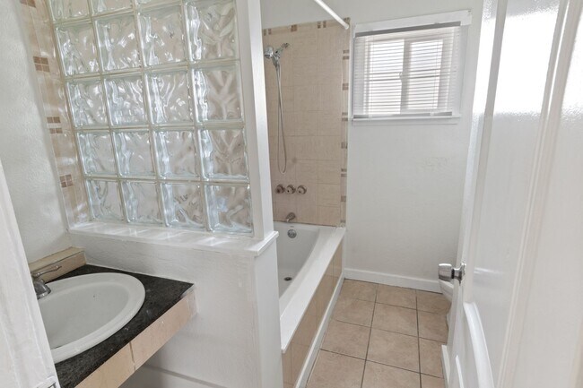 Foto del edificio - Great 4 Bedroom 2 Bath House