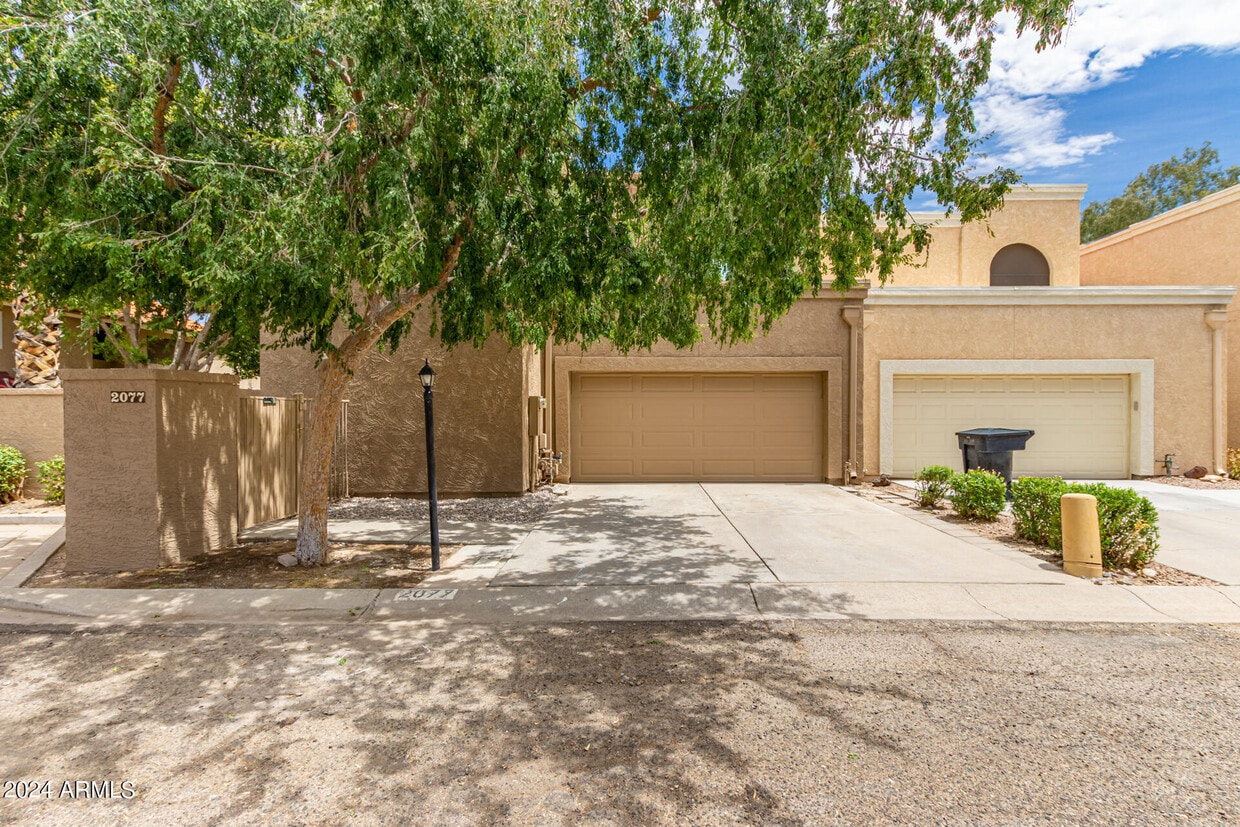 Primary Photo - 2077 N Sunset Dr