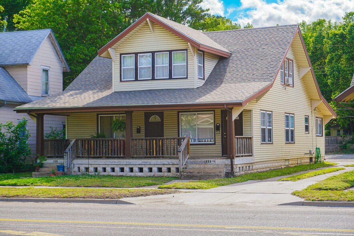 Foto del edificio - COMING SOON! 2b 1 ba w basement, Lawn Care + Trash Included