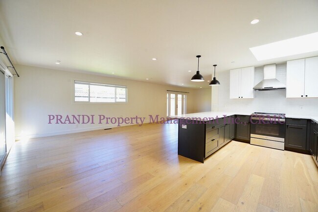Building Photo - Completely Renovated Fairfax Home with A/C!