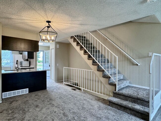 Building Photo - Freshly Updated 2BD/1.5BA Townhome in Dutc...