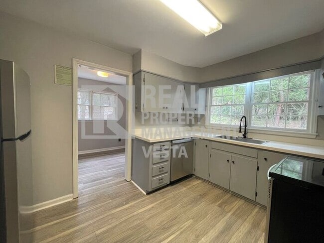 Building Photo - Four Bedroom House in Milledgeville