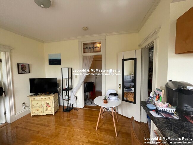 Building Photo - 48 Queensberry St