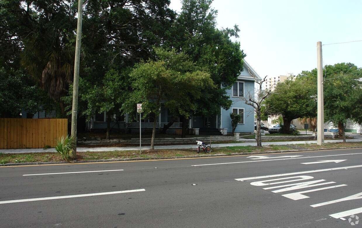 Building Photo - 326 6th Ave N