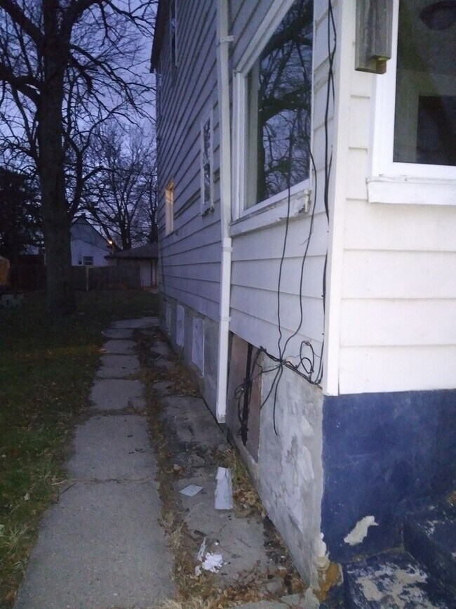 Foto del edificio - 4 Bedroom 1.5 bathroom Single Family Home