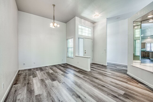 Building Photo - 1708 E Chelsea Dr