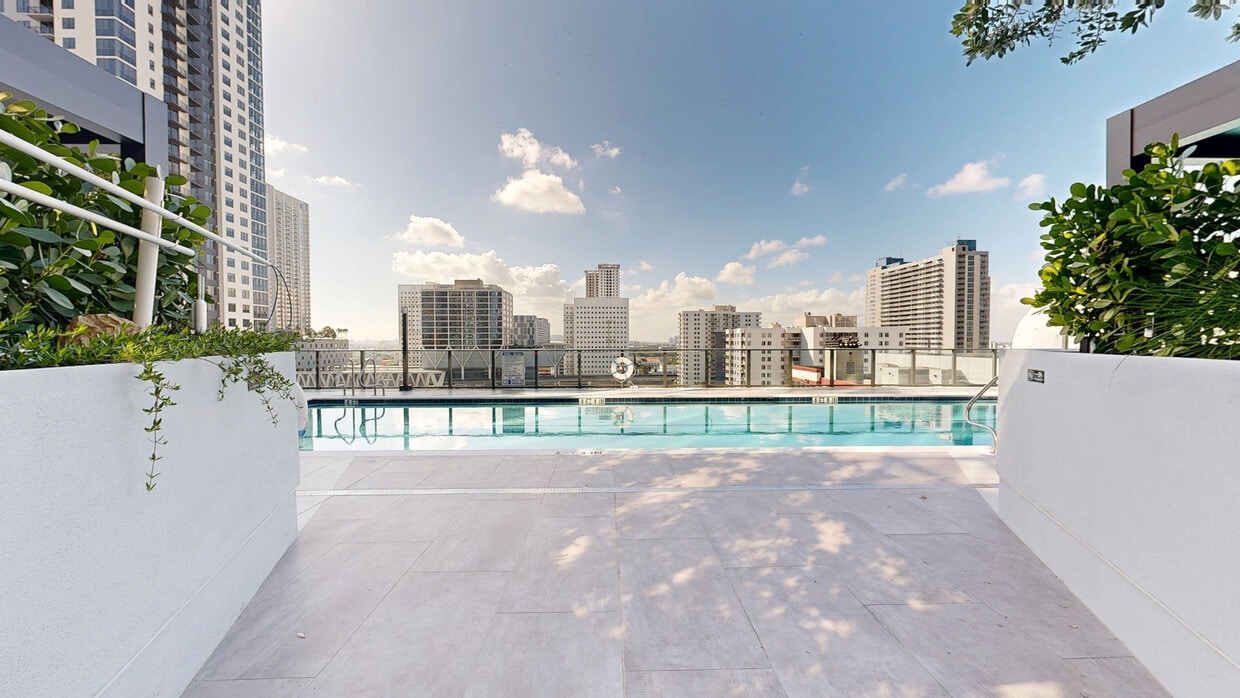 Photo - Miami World Tower Apartments