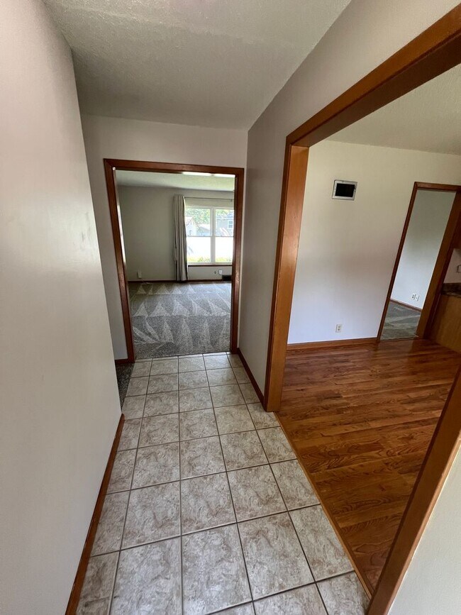 Foto del edificio - Corner Lot Beauty with Basement & Big Back...
