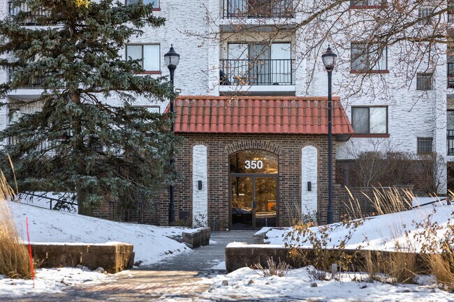 Building Photo - Plum Creek