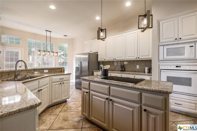 Building Photo - 8005 High Hollow Dr