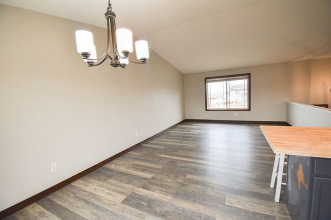 Building Photo - 4 bed 2 bed Home For Rent NOW Near Gibbs a...