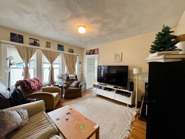Foto del edificio - BRIGHTON 4BED FOR $4800 - AVAILABLE 9/1 CLOSE TO THE T