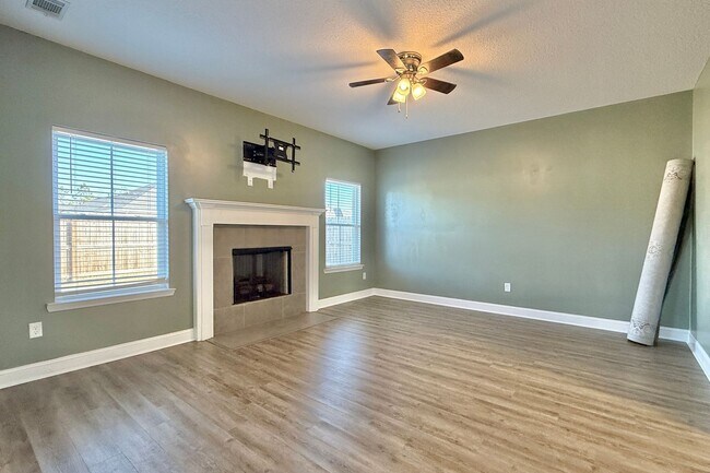 Foto del edificio - AVAILABLE NOW! (Pet Friendly)