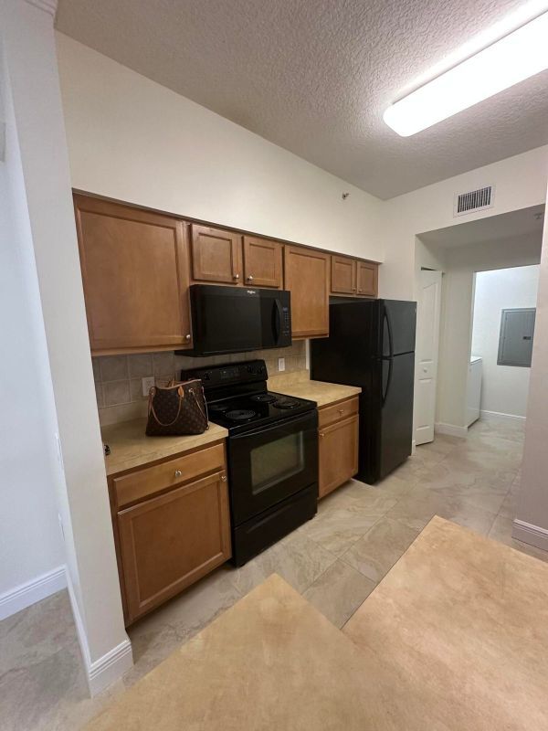 Foto del edificio - 9901 Baywinds Blvd