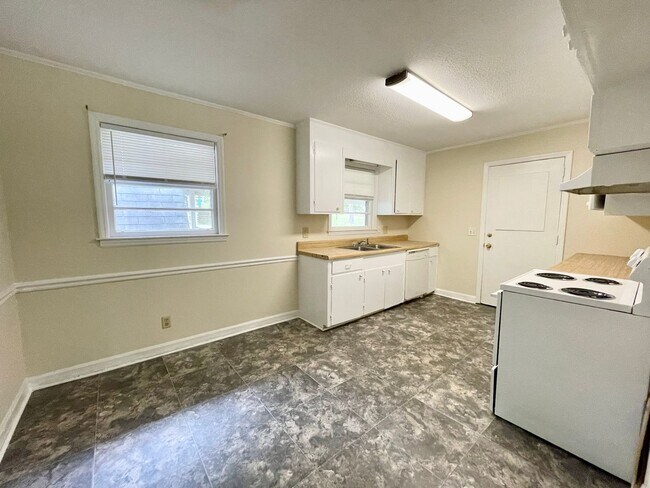 Foto del edificio - 3824 Lee Hills Dr