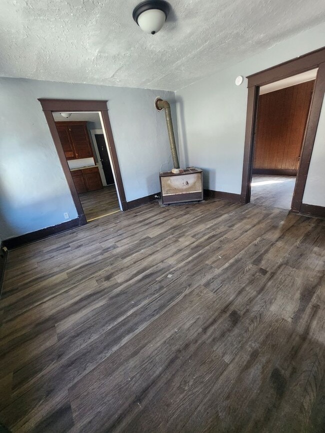 Building Photo - Upper 3 bedroom east side