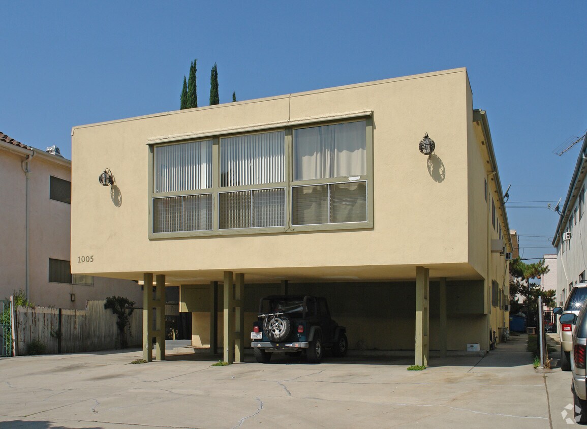 Building Photo - 1005 N Croft Ave