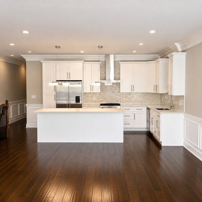 Building Photo - 6115 N Elston Ave