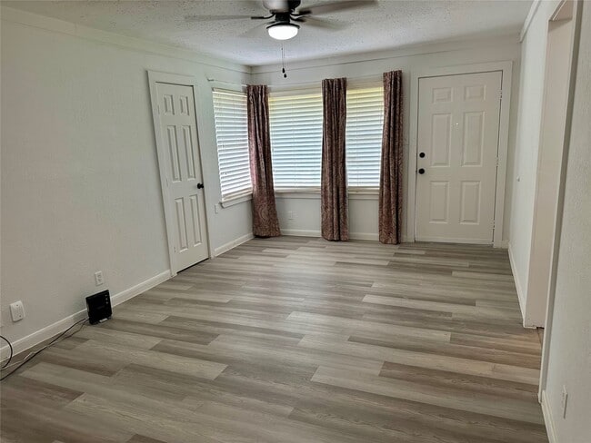 Building Photo - 530 Edgebrook Dr