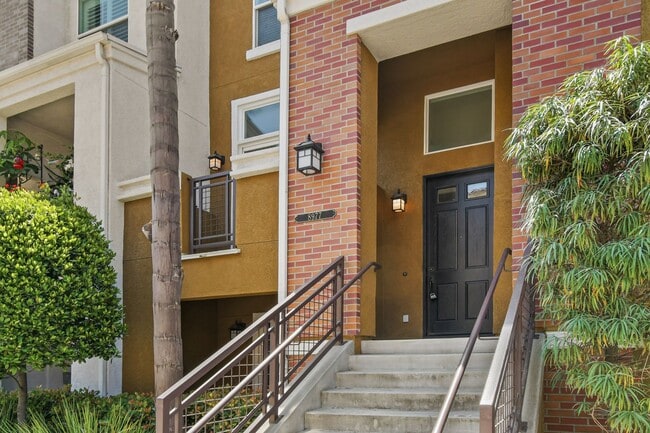 Foto del edificio - Act Fast: Charming Townhome in Central San...