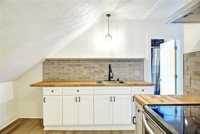 Building Photo - 21 Brewster St