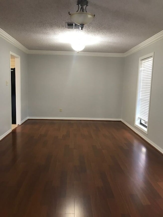 Building Photo - Beatiful 3 bed 2 bath home on West Deborah